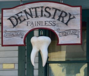 Schild eines Zahnarztes